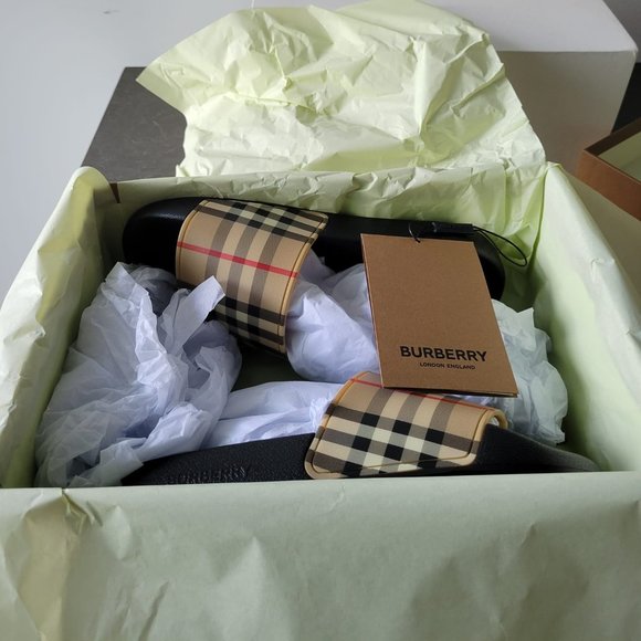 $398 *NEW* (9) Burberry Printed Sandals/Slides - Picture 4 of 16